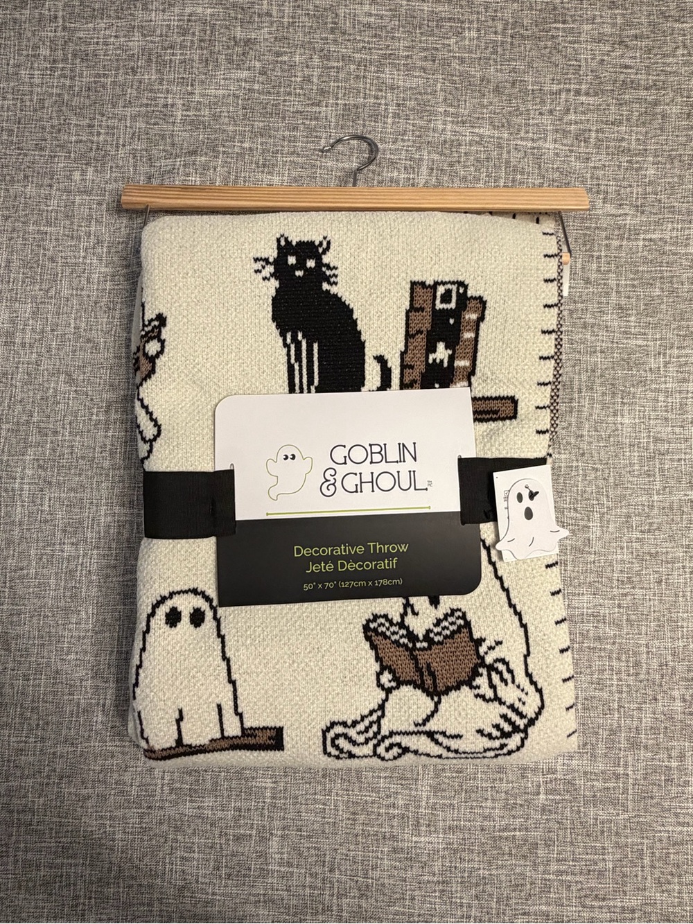 Goblin & Ghoul Halloween Ghost Reading Books Decorative Throw 50”x70” NWT - Picture 3 of 3